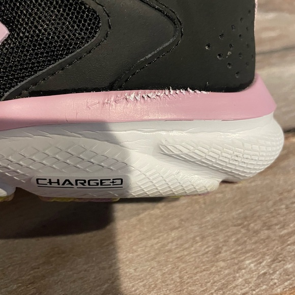 Under armor charged assert size 8 1/2 women’s shoe Has Scratch See Pics. Nice - Picture 10 of 16